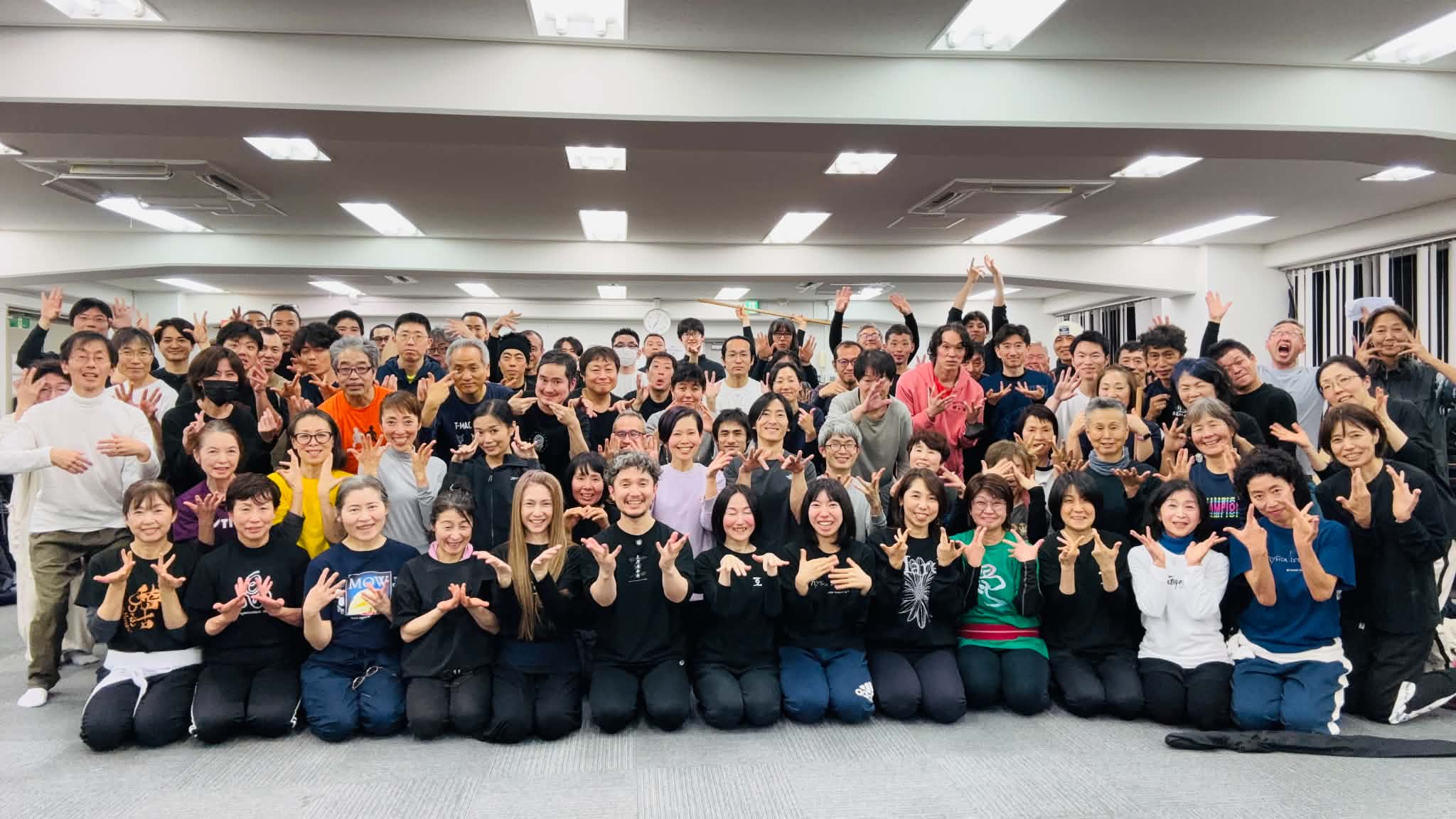手を広げて集まる、フィジカリストOuJiと皆さんの集合写真